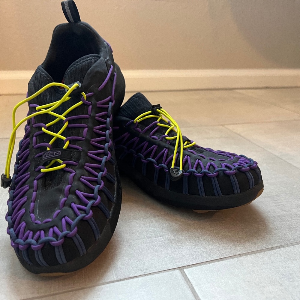 Women's Keen Uneek Sneaker, Black with purple laces, Size 9.5